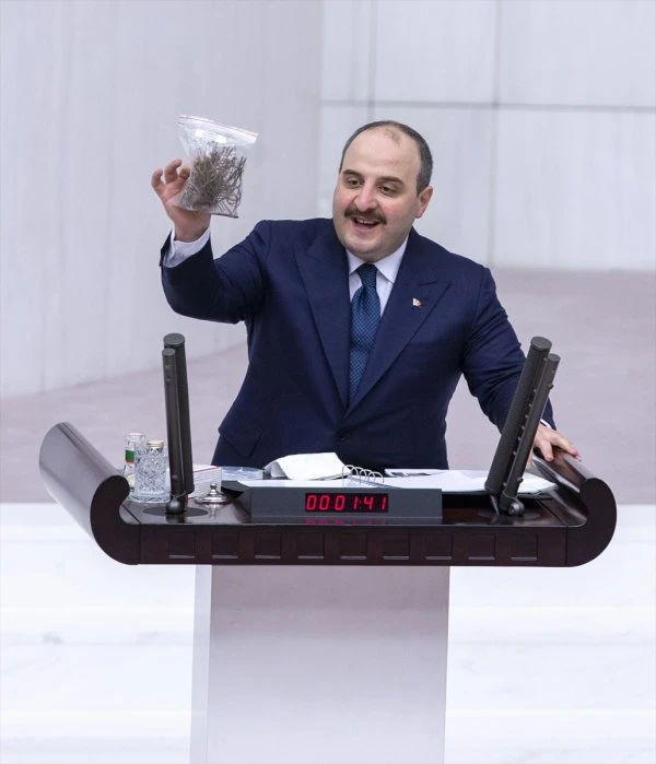 Bakan Varank, mecliste çip ve ilaç tanıttı